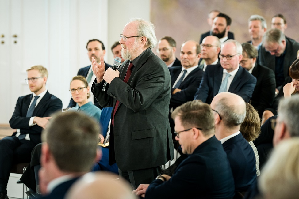 Wolfgang Thierse, Bundestagspräsident a.D., steht im Publikum und meldet sich zu Wort